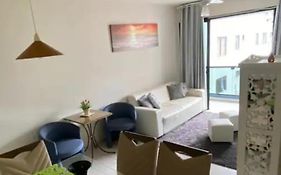 Apartamento amplo a menos de 400 metros da praia localizado próximo a praça da Brunella, área nobre do Guarujá.
